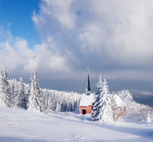 Winterlandschaft auf dem Kandel mit Kirche, Schwarzwald, Baden-Württemberg, Deutschland Winterlandschaft auf dem Kandel mit Kirche, Schwarzwald, Baden-Württemberg, Deutschland